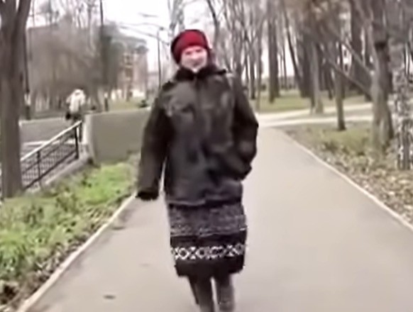Сова украла игрушечную палку-лошадь и стала летать на ней, словно ведьма на метле
