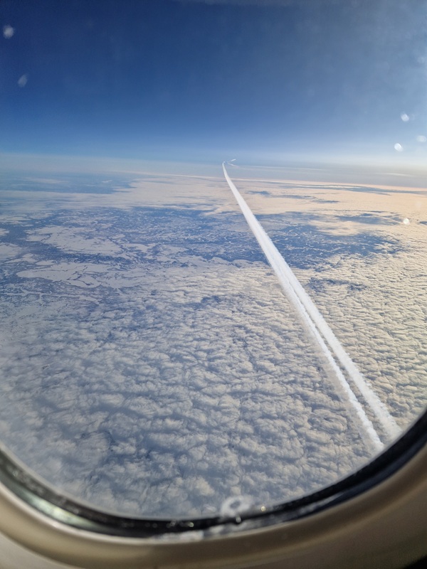 Это не дым из двигателя, это шлейф из водяного пара