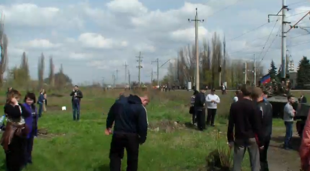 Бронетранспортеры с российскими флагами