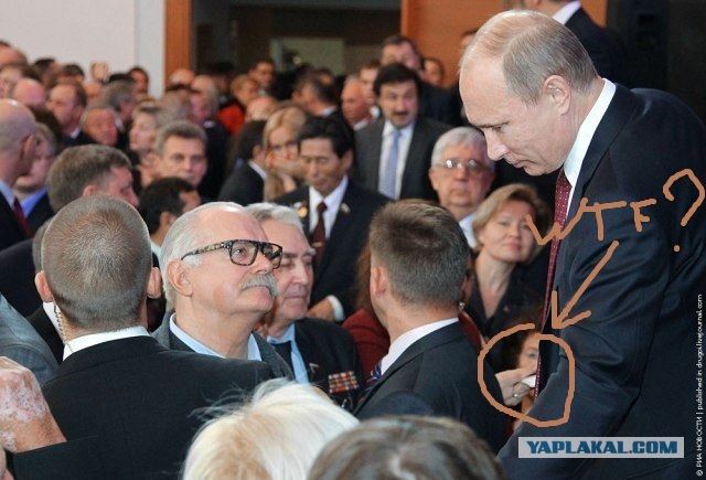 Oхрана на дает упасть Михалкову на колени