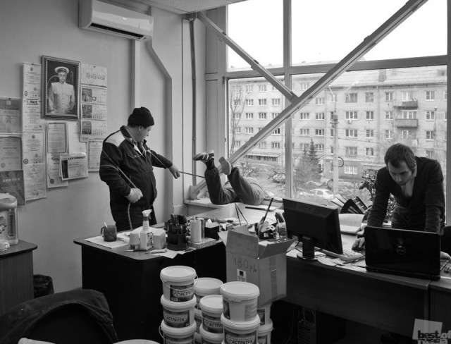 Женщина перерезала веревку промышленному альпинисту.