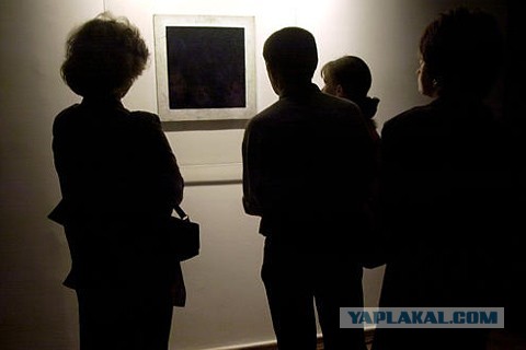 Евреи-хасиды прикрыли телевизоры в самолете, чтобы не видеть декольте Дрю Бэрримор