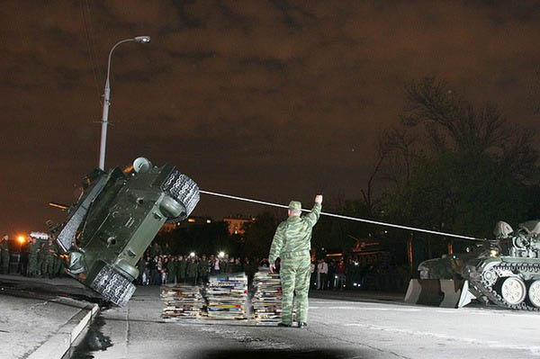 Танк времен ВОВ перевернулся возле Кремля