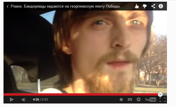 Бандеровцы кидаются на георгиевскую ленту Победы.