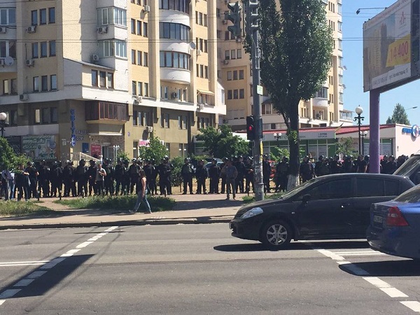 Во дворах участников Марша равенства ждали
