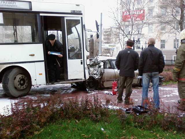 Автобус "убил" 19 машин в Перми (14 фото + видео)