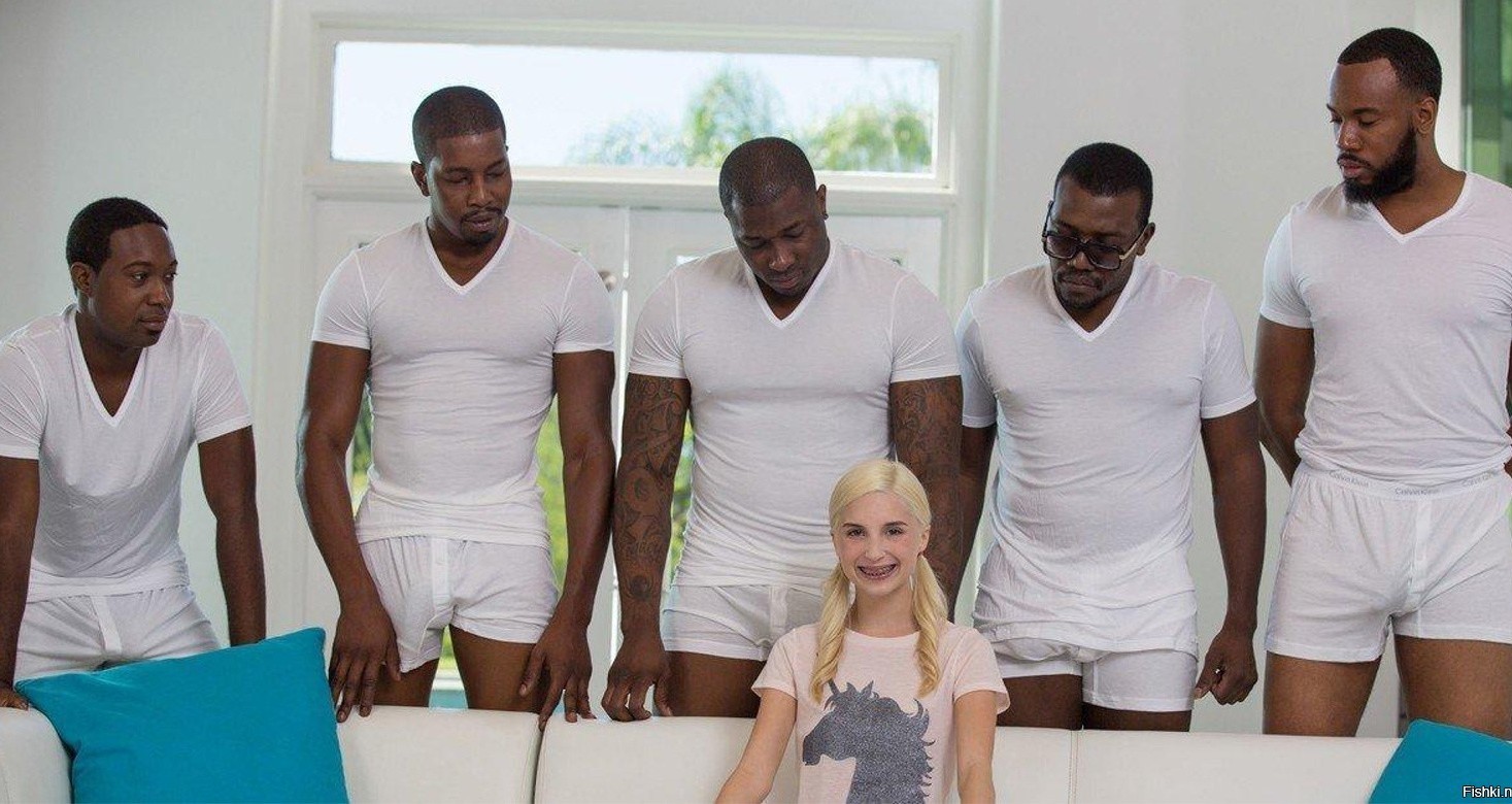 Jojaning chiroyli oq terisi va chiroyli yumaloq kokraklari bor.