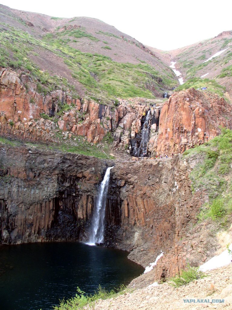 Водопад красные камни Норильск