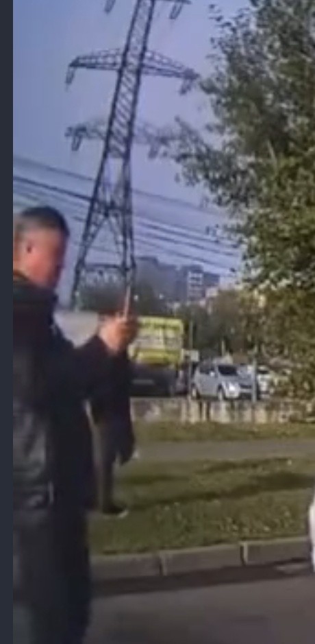 Ценные специалисты оскорбились, что им не уступили дорогу, и решили наказать водителя, втроем на одного