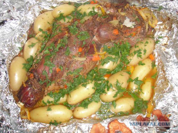 Баранья нога с молодым картофелем и овощами
