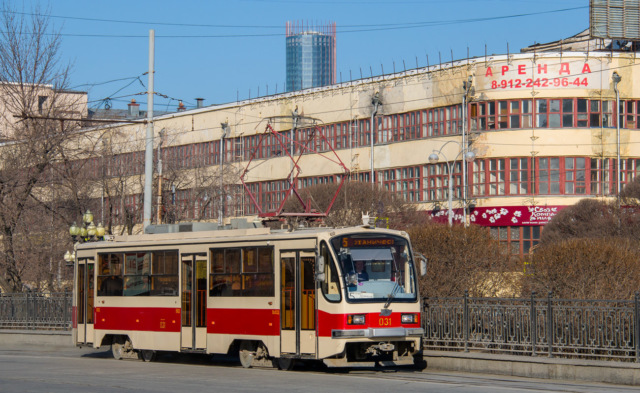 В Екатеринбурге водитель трамвая отобрала у ребенка школьный портфель и уехала