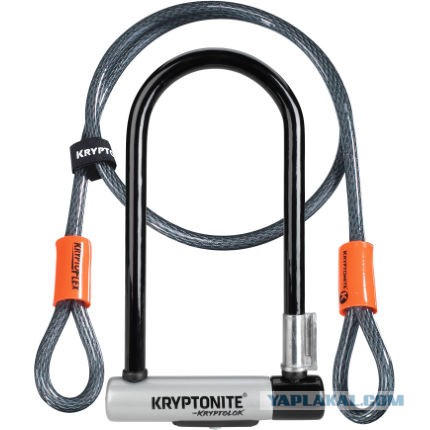 Красноярка пыталась украсть коляску из подъезда, но не прошла с ней в двери