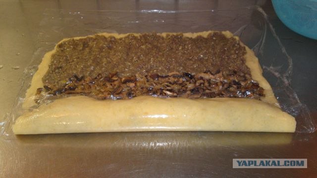 Картофельный рулет с мясным фаршем и грибами