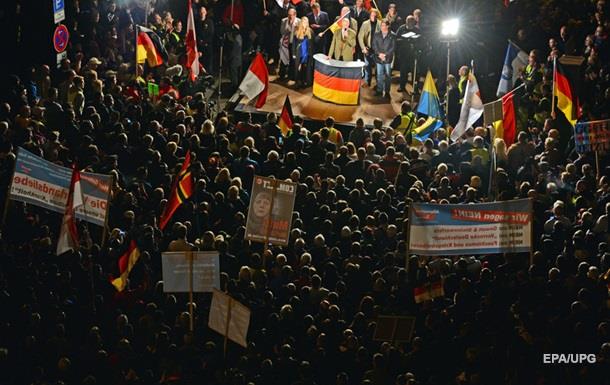 Тысячи немцев вышли с требованием отставки Меркель