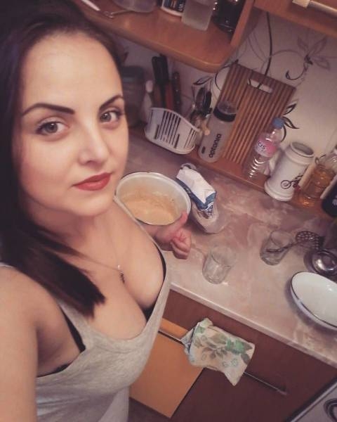 Девушки занятые в домашним хозяйством