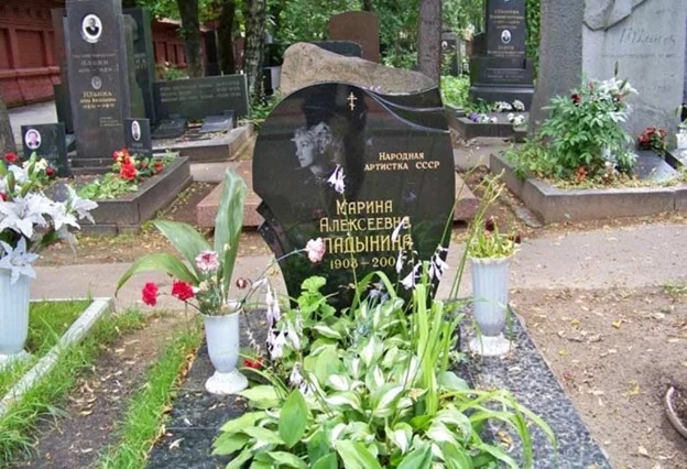 Звезды советского кино, обретшие покой на Новодевичьем кладбище в Москве
