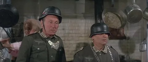 Телохранители хранили его секрет. Годами он вел двойную жизнь.