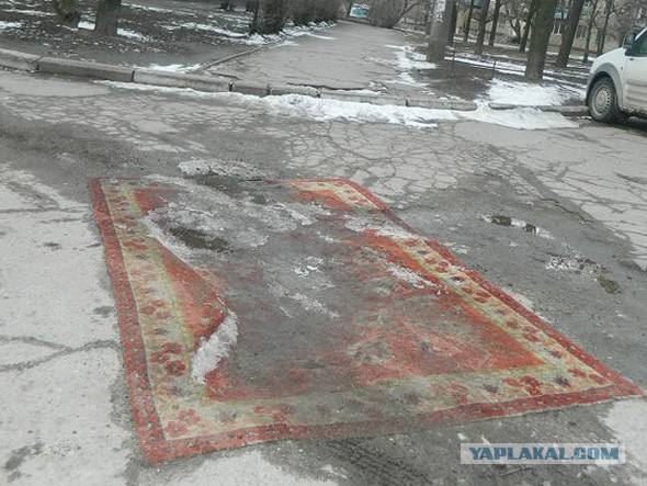 Обвёл краской ямки на дороги