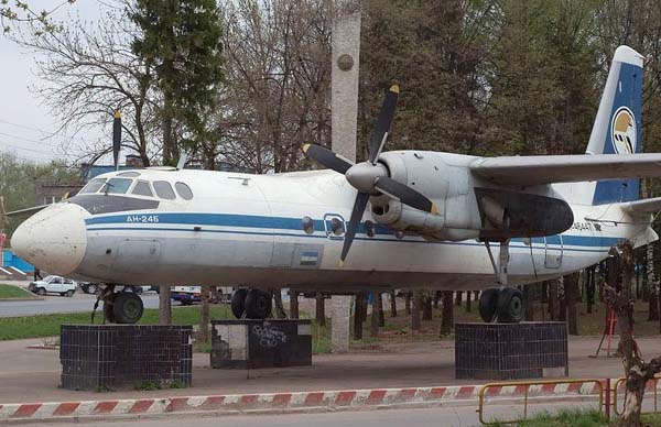 Самолет во дворе