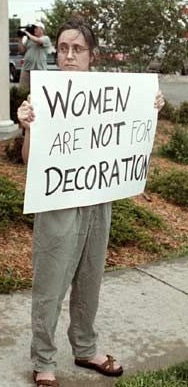 Официантки ресторана Hooters выносят воду протестующим феминисткам. США, 2000-е