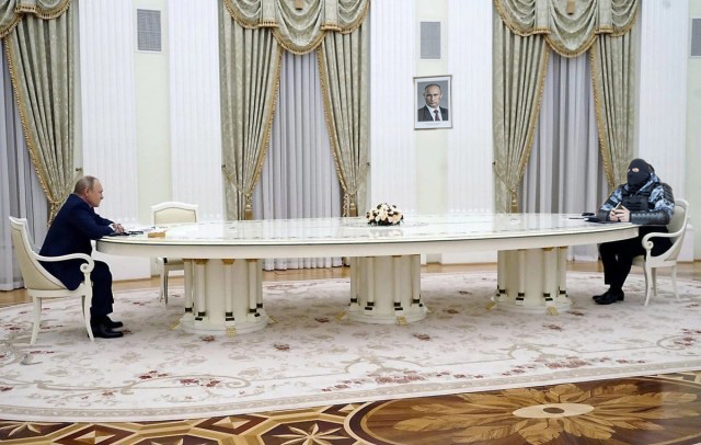 Предлагаю пофотошопить встречу Путина и Макрона