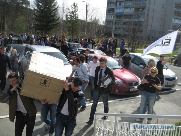 ОМОН крепит красные мокасины