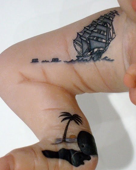 Странная игрушка - татуированый младенец