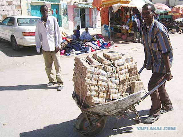 Стриптизерши подсчитывают свой заработок