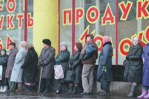 Треть россиян вернулась к стратегии выживания 90-х