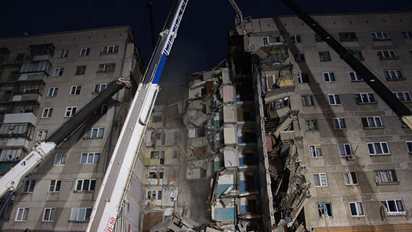 В Магнитогорске в результате взрыва газа обрушился подъезд дома