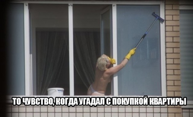 Оксана у окна в праздник