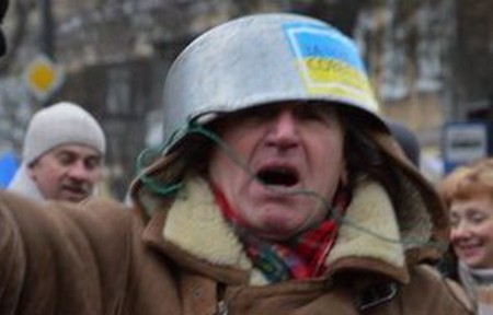 Неадекват на маршрутке нагло объезжал пробку по встречке