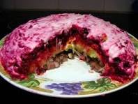 В одном из ТЦ Казани, оливье в стаканчике