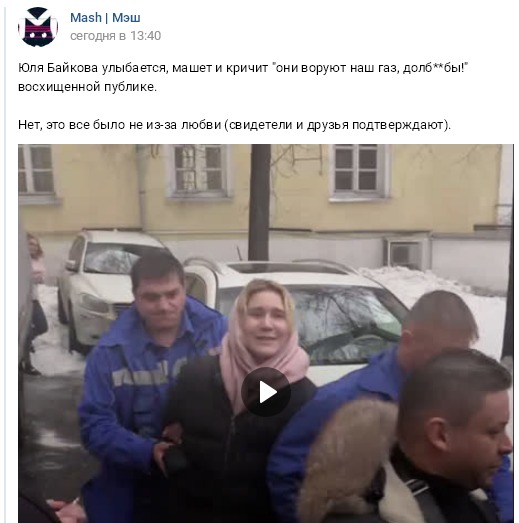 В здании МГУ факультета журналистики на Моховой прямо сейчас студентка угрожает выброситься из окна