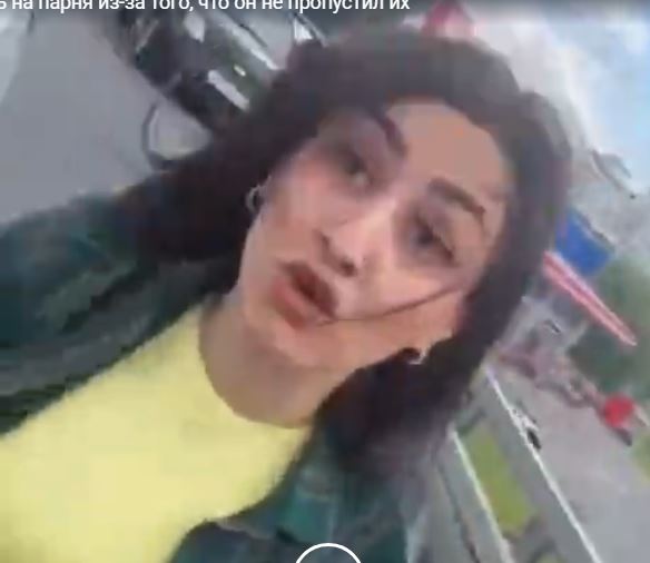 «Я тебе шею переломаю»: в Москве проститутки набросились на парня из-за того, что он не пропустил их на проезжей части.