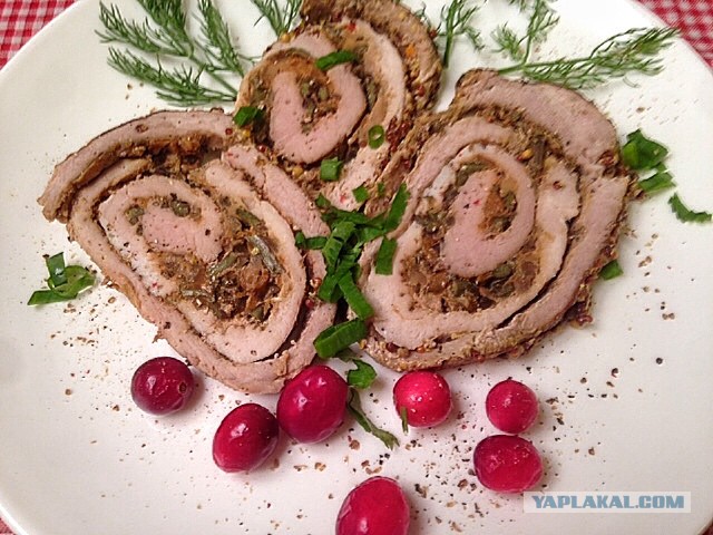 Рулет с папоротником и грибами