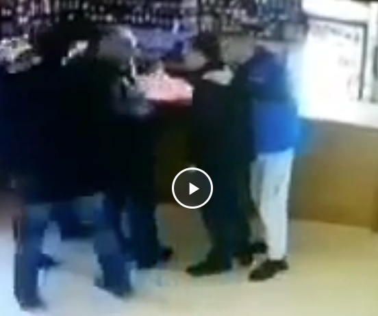 Два великовозрастных сибиряка замесили троих парней в частной бане