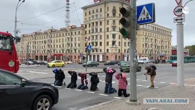 Картину, где Лукашенко «бегал с Колей с автоматом», выставили во Дворце Независимости в Минске