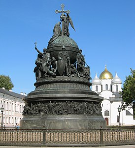 Офицер спецназа инженерных войск показывает захваченное у боевиков оружие и снаряжение