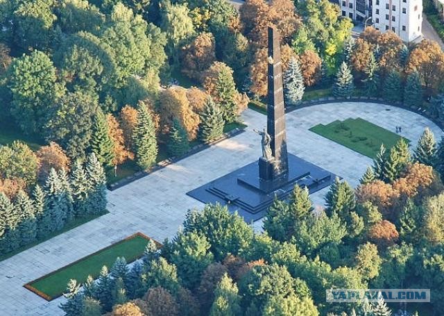 В Крыму расчленили памятник советским воинам