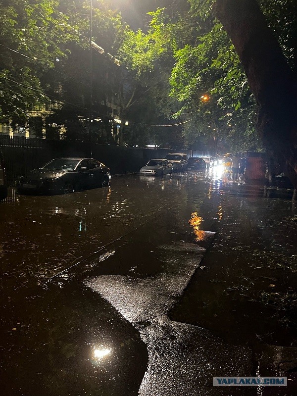 В Москве началась сильная гроза