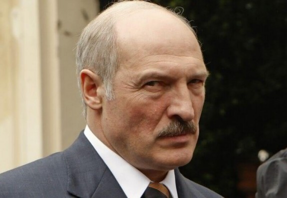 Лукашенко запретил госчиновникам покупать дорогие