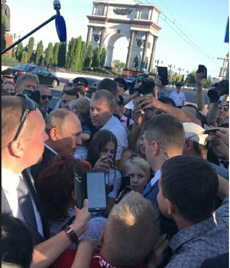 В Курске на параде перевернулся танк