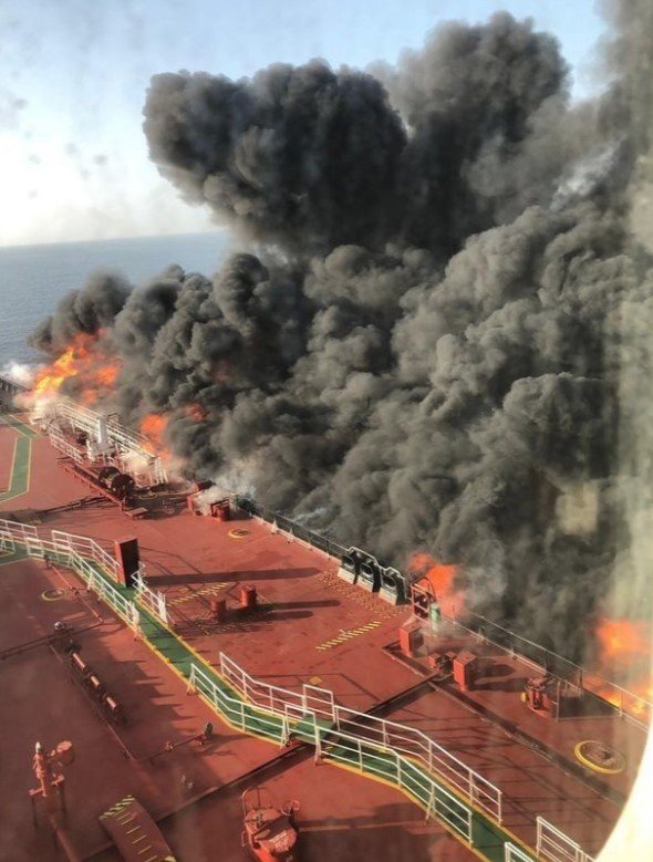 В Оманском заливе кто-то напал на два нефтяных танкера.
