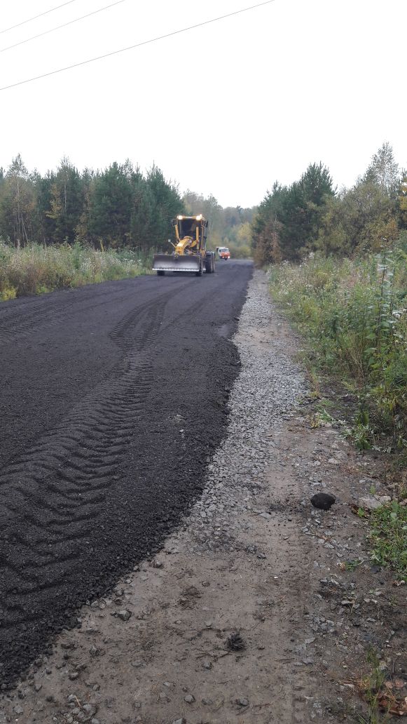 Жители поселка под Екатеринбургом скинулись и сами положили асфальт на дороге