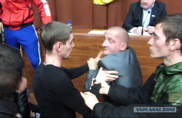 В Киеве под Радой нацисты-радикалы сожгли флаг России