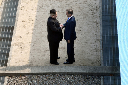 Лидеры КНДР и Южной Кореи встретились на демаркационной линии впервые за 68 лет