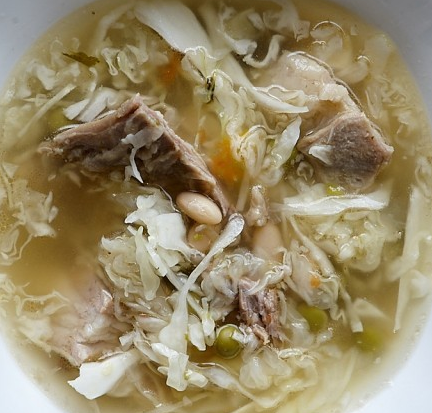 Щи с молодой капустой и консервированным горошком