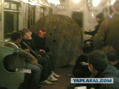Пассажиры в метро.
