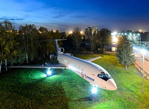 Самолет во дворе